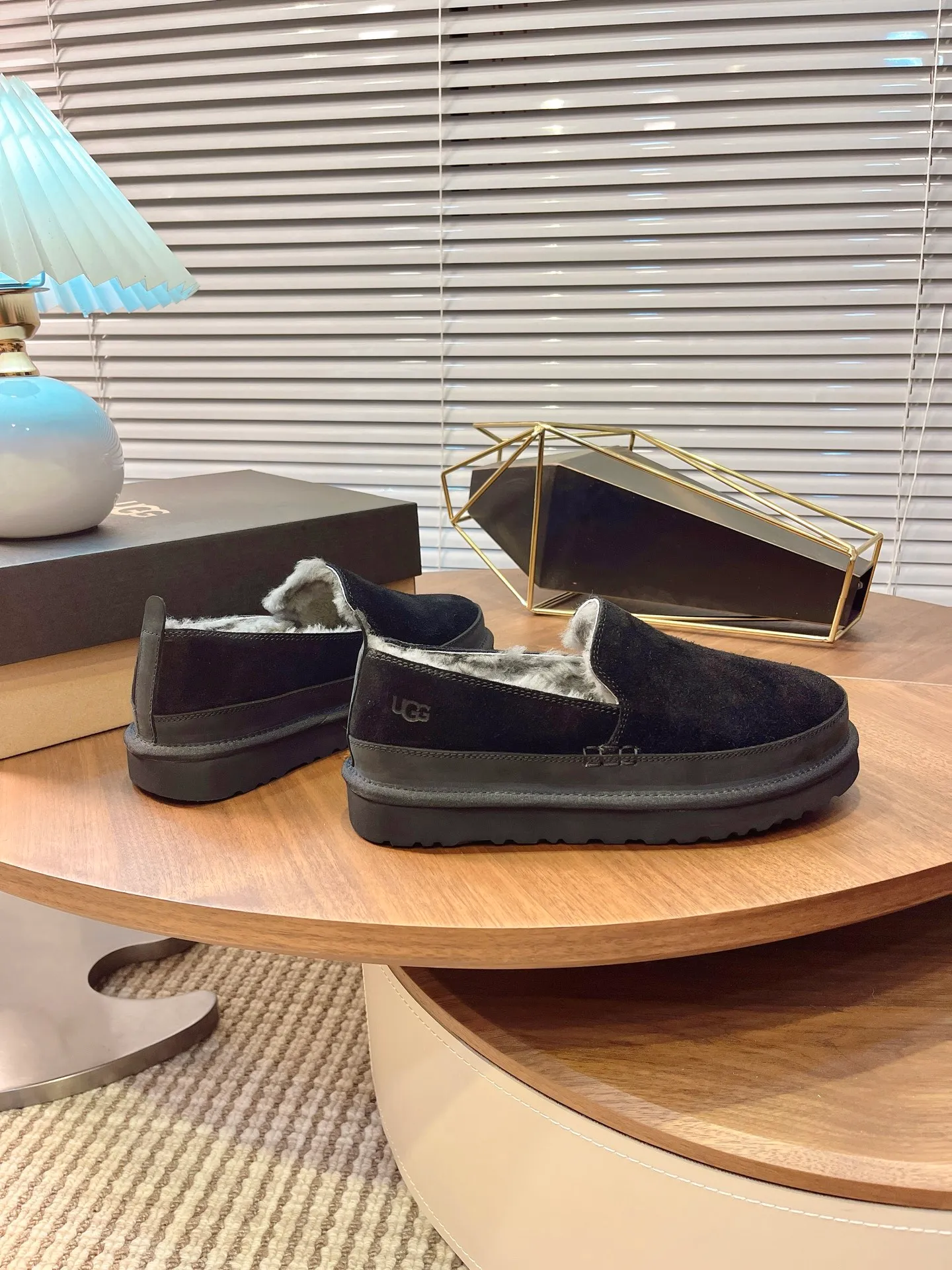 【UGG】 P: 520💰 Size: 39-45 2025 new style 𝑼𝑮𝑮•Men's ◾️. Men's winter snow boots and fur shoes. The matching coefficient is also 100%. 💥Good-looking✨Fully fashionable and full of aura when put on📈 Upper: High-quality cow suede Lining: Sheep fur integrated🐑Wool lining Outsole: EVA anti-slip outsole.